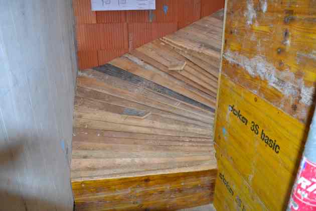 Schalung aus Holzkeilen für gewendelte Betontreppe