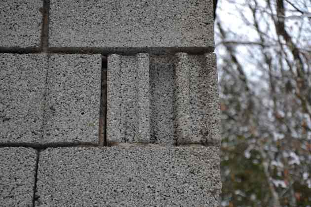 Mauerwerk aus Beton-Hohlblock-Steinen
