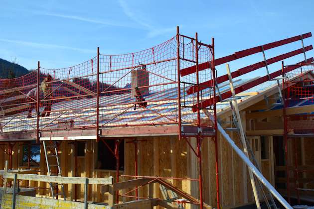 EFH Satteldach mit Dachfanggerüst und Dachschutzblende für sicheres Arbeiten am Dach