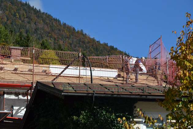 Fassadengerüst mit Erweiterung zu Dachfang-Gerüst